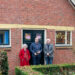 Foto: Aafke Bakker, Eltjo Dijkhuis en Hans Bakker voor het ‘Het Gebouwtje’.