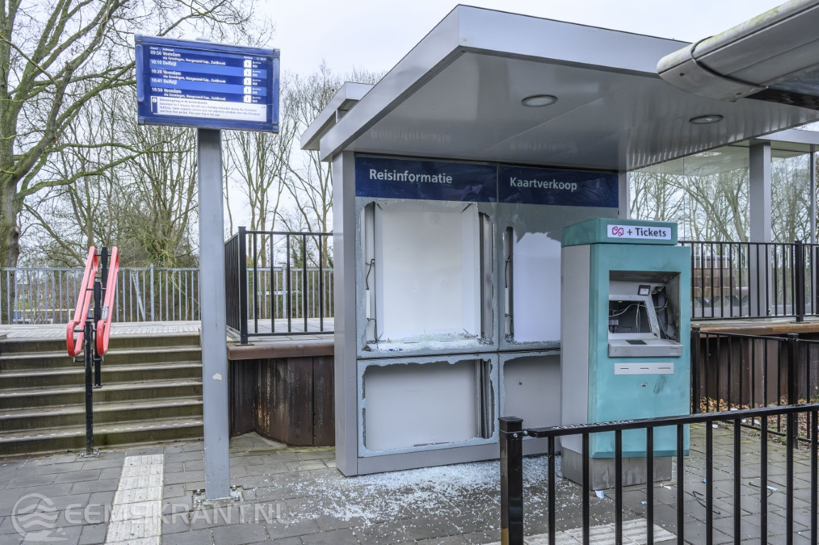 Forse schade aan kaartjesautomaat en informatieborden op station-West Delfzijl