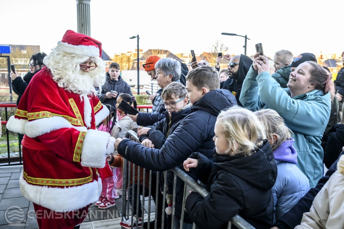 Kerstman feestelijk ontvangen op station Delfzijl