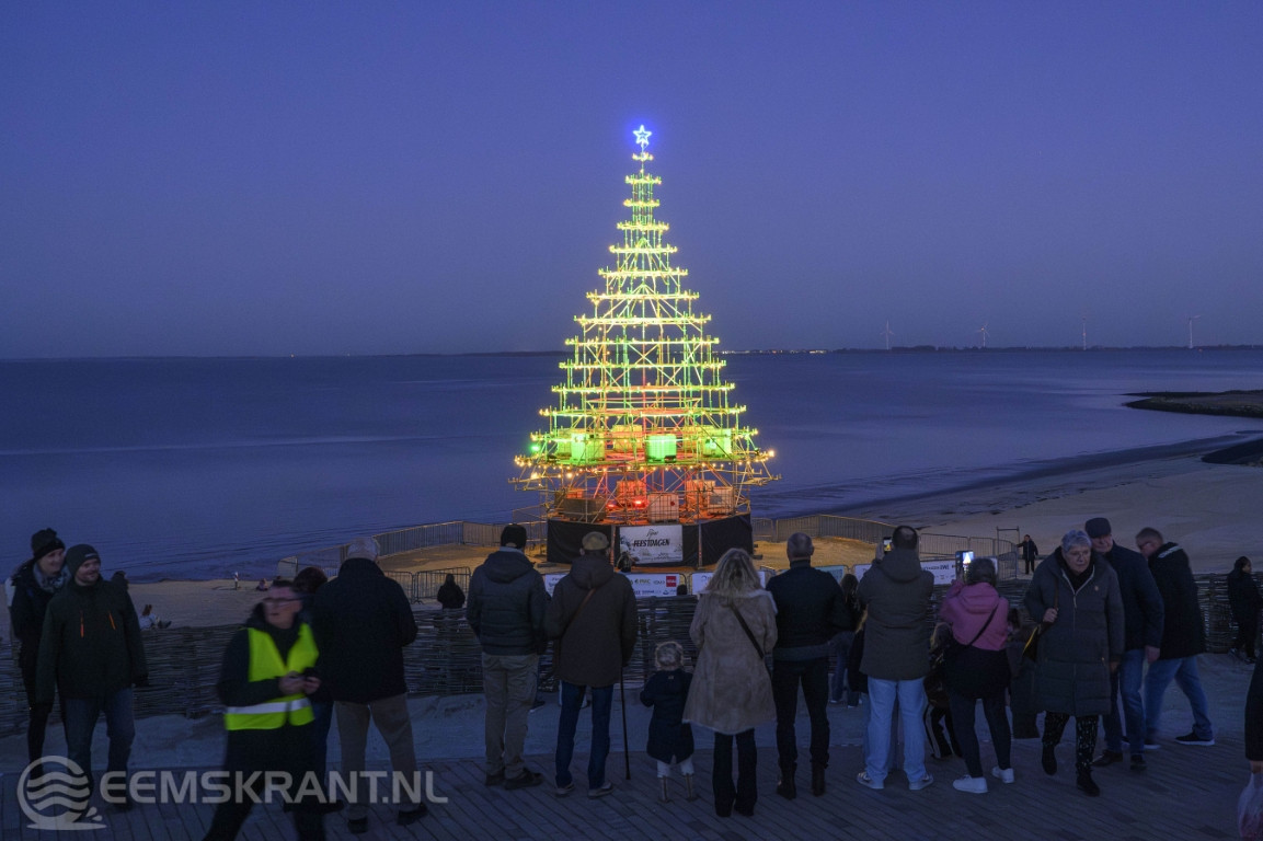 Verlichting grootste kerstboom van Groningen ontstoken op stadsstrand Delfzijl