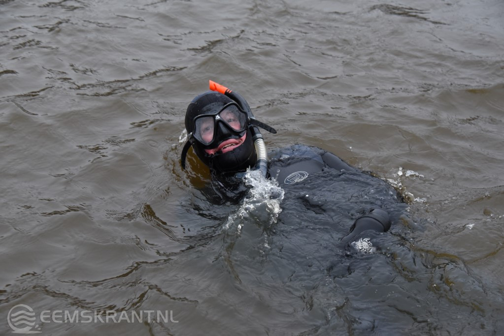 Duikteam Marlijn houdt nieuwjaars-snorkeltocht door Nieuwediep in Appingedam