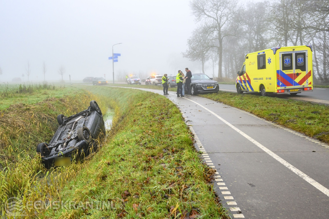 Auto belandt op de kop in sloot bij Stedum