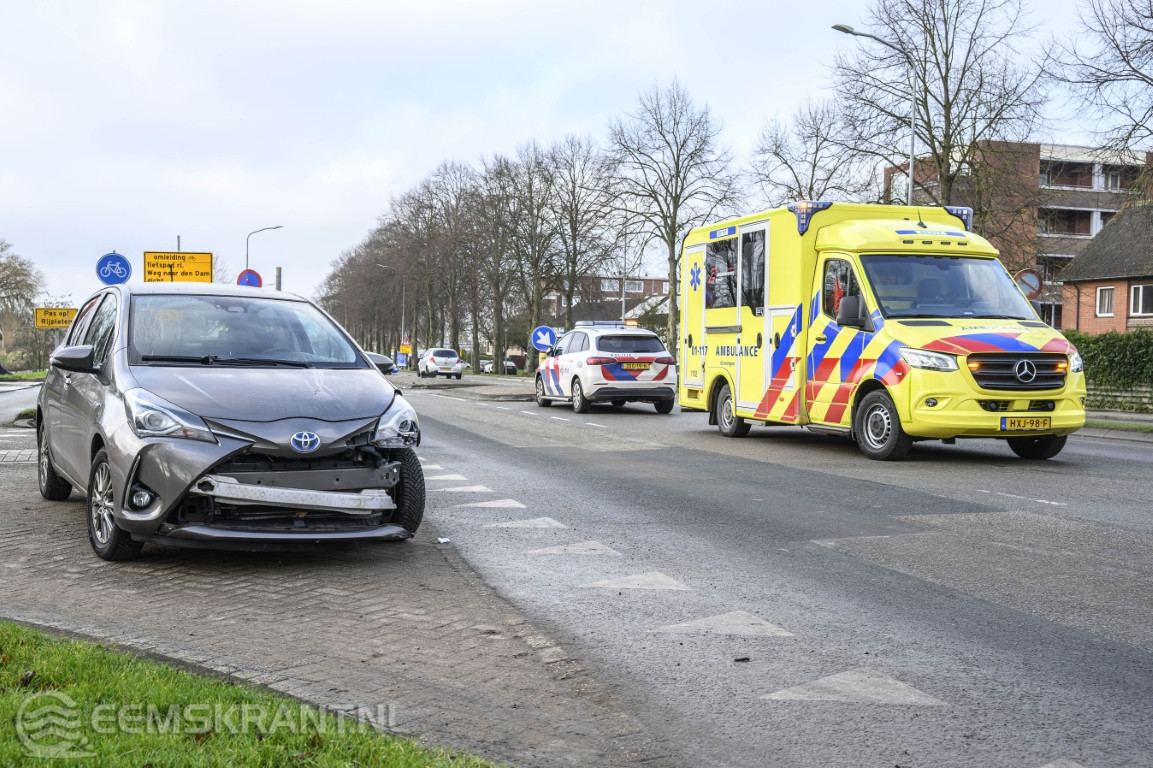 Automobilist rijdt tegen middengeleider op Jachtlaan in Delfzijl