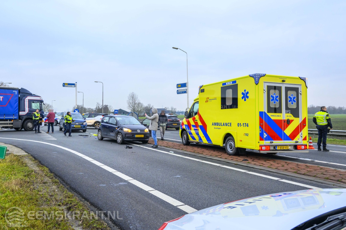 Ongeval met vrachtwagen en twee auto’s op N33 bij Appingedam