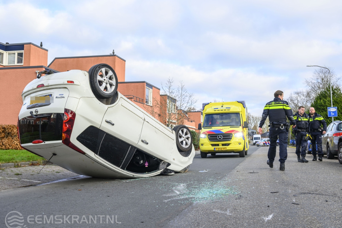 Automobilist slaat over de kop na botsing met geparkeerde auto in Appingedam