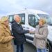 Wethouders Annalies Usmany-Dallinga en David de Jong overhandigen de sleutels van de nieuwe bussen aan Esther Lohuis van Cadanz Welzijn.