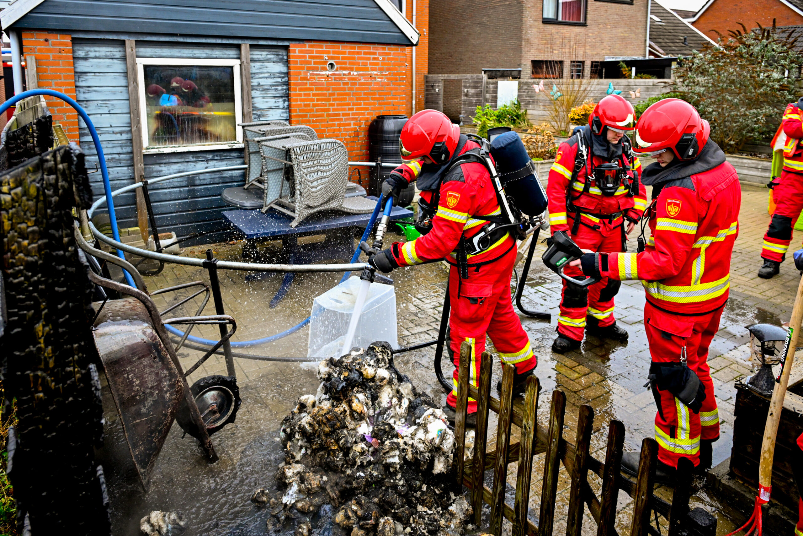 Kliko vat vlam achter woning aan Schoolstraat in Appingedam