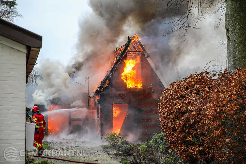 Uitslaande brand legt schuur in Siddeburen volledig in as