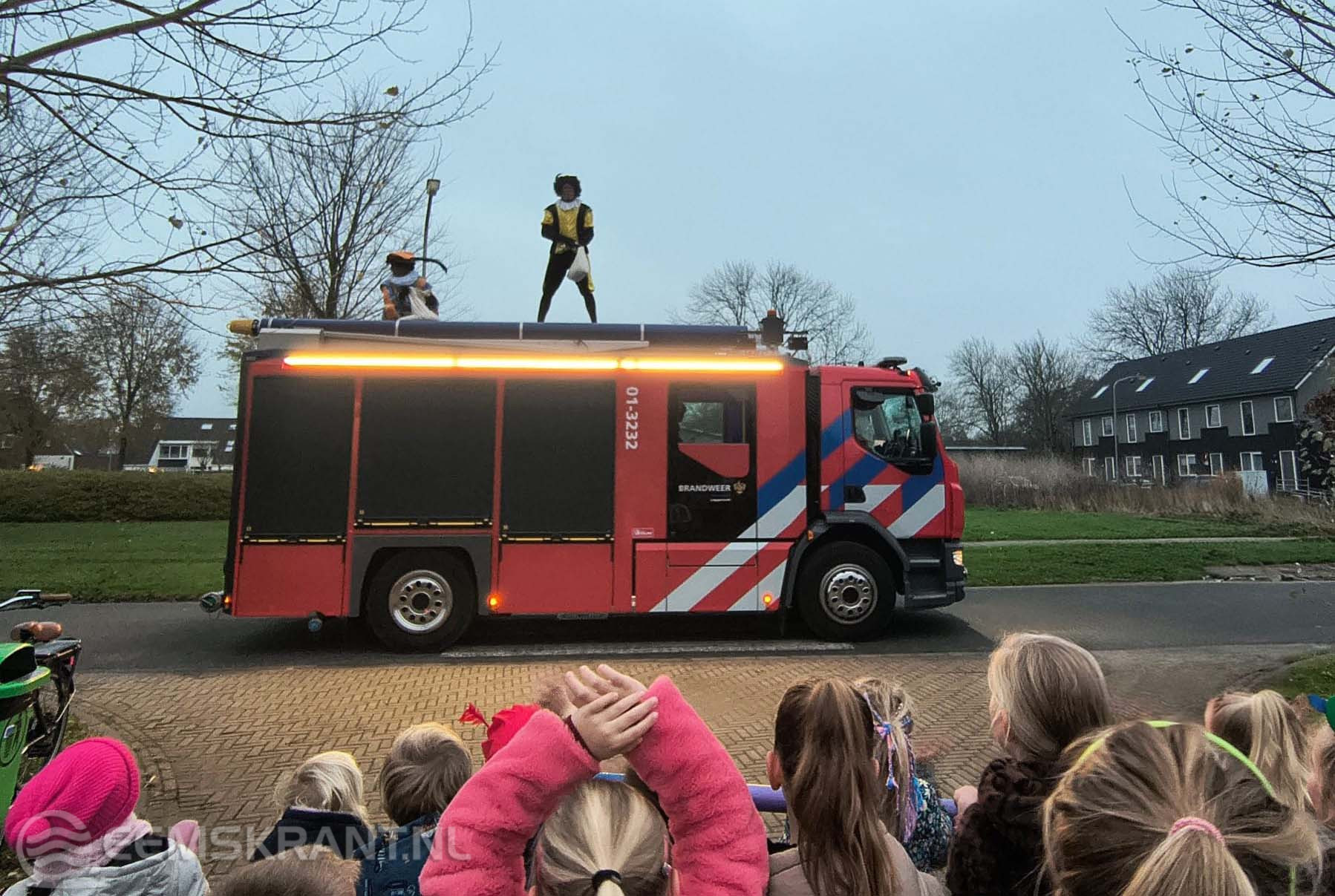Sinterklaas en Pieten spectaculair aangekomen bij BS De Klaver in Stedum