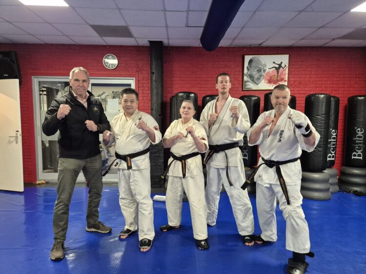 De van links naar rechts trainer Piet Schuitema, Chou Yuegin 1e dan 60 jaar, Ada Gerritsen 2e dan 65 jaar, Sander Olinga 1e dan 48 jaar, Albert Rijks 2e dan 64 jaar.