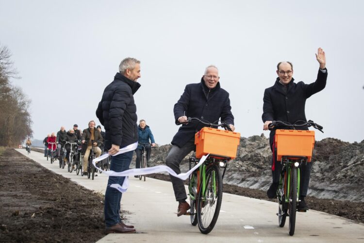 Wethouder Philip Broeksma en gedeputeerde Erik Jan Bennema openen de Doorfietsroute Ten Boer-Groningen (foto: Andrea Hooymans)