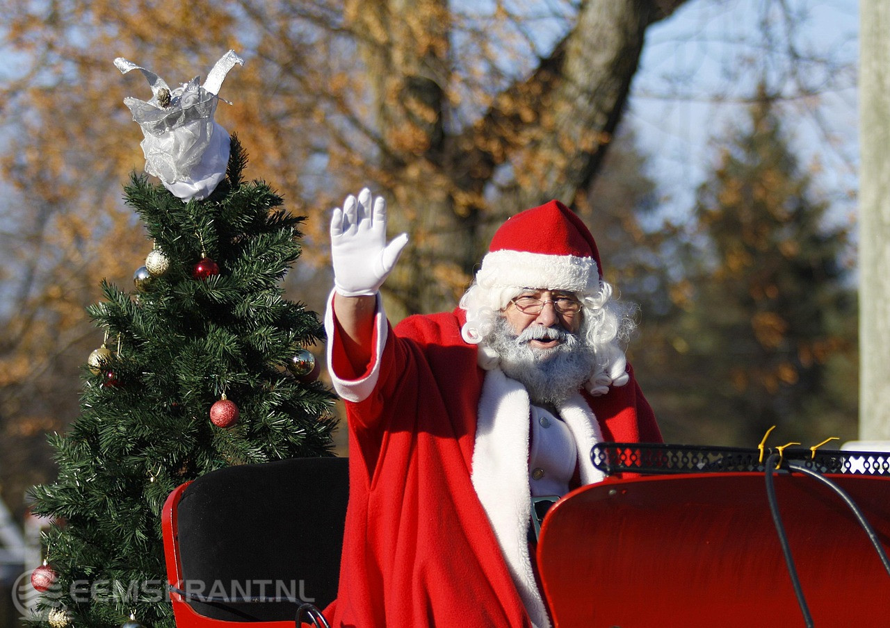 Kerstman reist per trein naar Delfzijl voor eerste officiële intocht