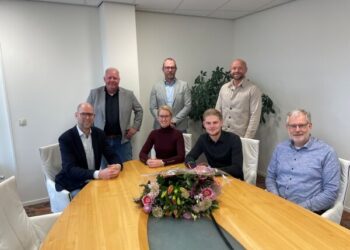 Achterste rij: Paul Smilde (Woonscan), Jan Willem Stevens (Lefier), Maarten den Ouden (Ecocert). Voorste rij: Michiel van der Wees (Woonscan), Priscilla Klein (Lefier), Colin Broesder (Ecocert) en Eise Eizinga (Lefier).