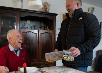 Thuiskok Cees: 'Ik kook graag en één bord extra kost mij geen moeite. Ik raad het iedereen aan.
Fotograaf: Marlous van Wensveen