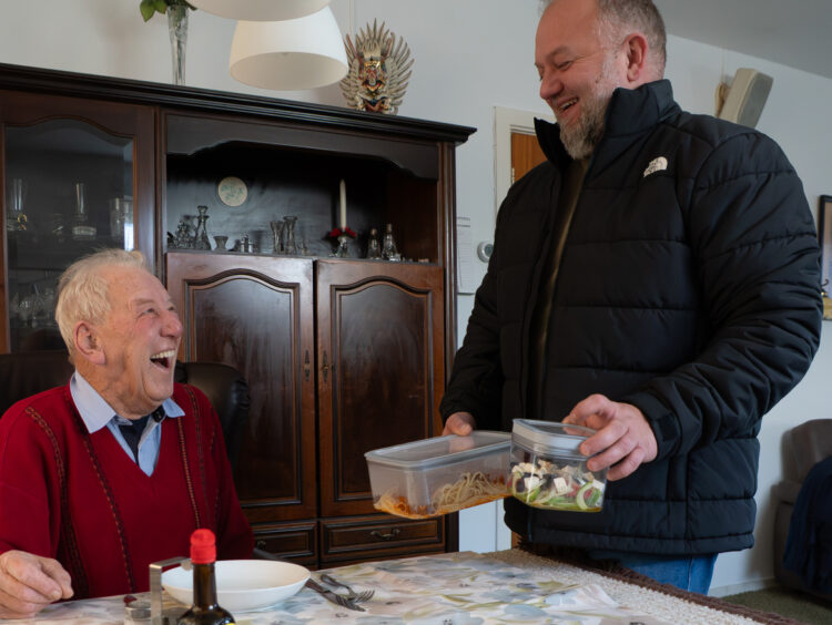 Thuiskok Cees: 'Ik kook graag en één bord extra kost mij geen moeite. Ik raad het iedereen aan.
Fotograaf: Marlous van Wensveen