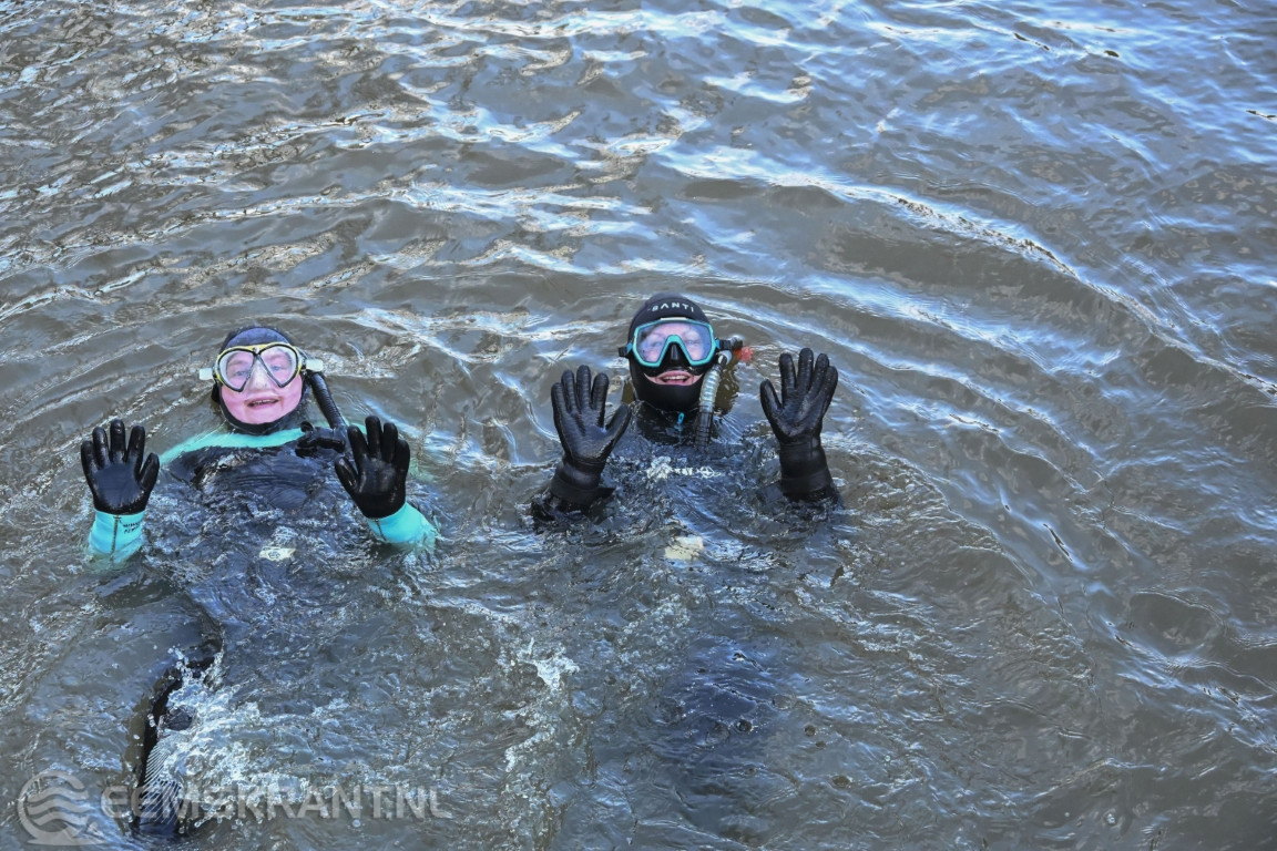 Duikteam Marlijn luidt nieuw jaar in met snorkeltocht door Nieuwediep