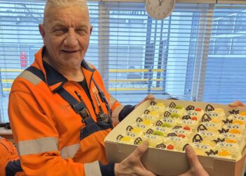 Hiltjo Swart met een doos taart voor de ploeg