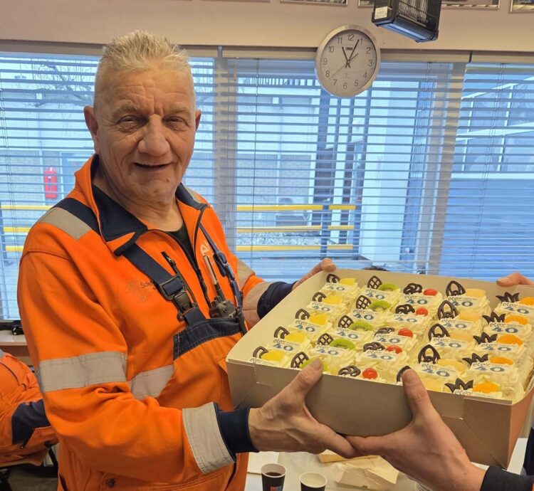 Hiltjo Swart met een doos taart voor de ploeg
