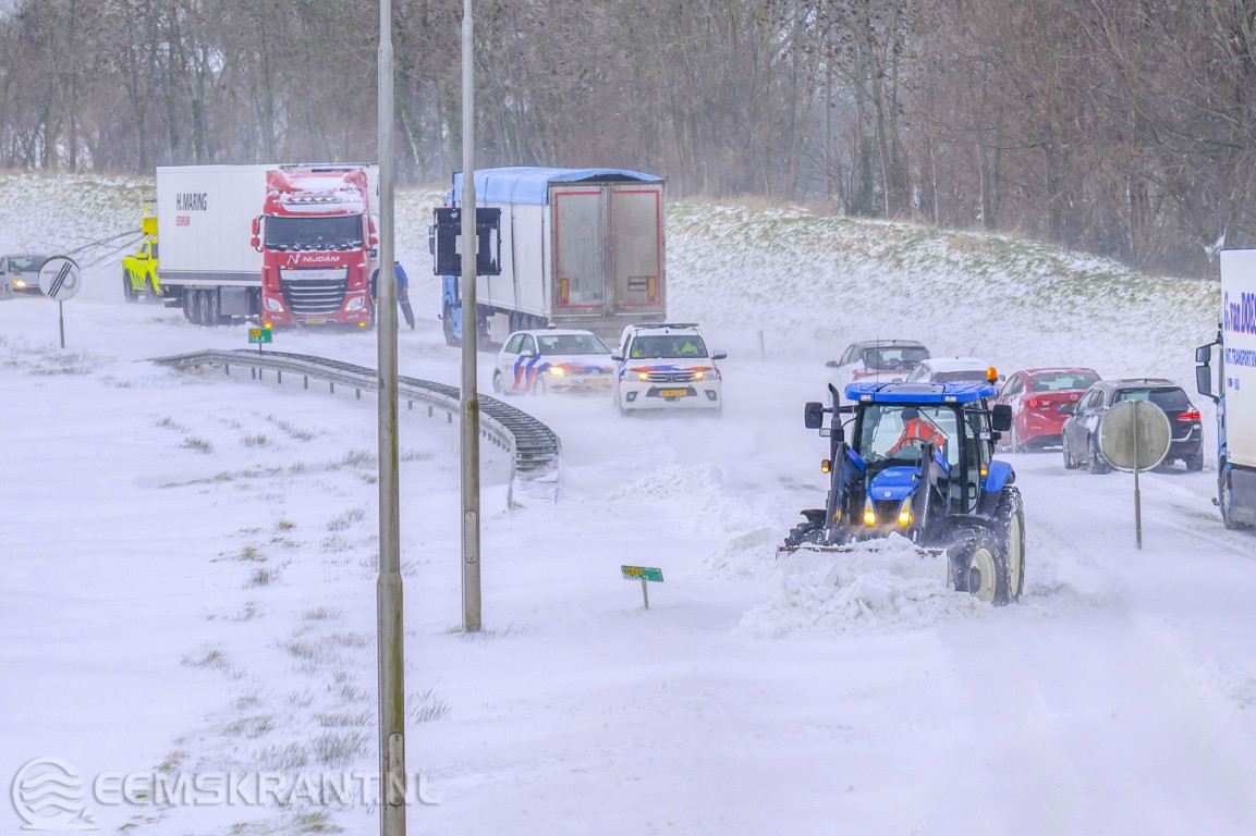 N33 bij Appingedam urenlang gestremd door vastzittende vrachtwagen in stuifsneeuw