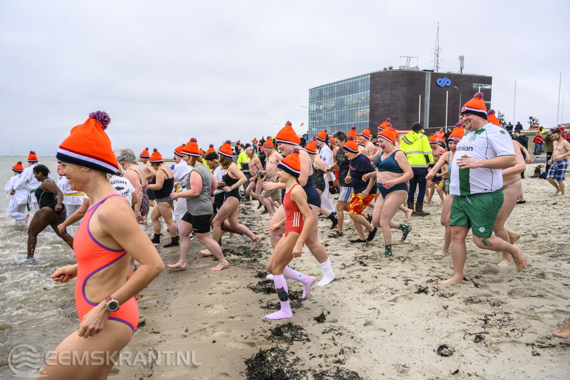 Regen en harde wind houden deelnemers niet tegen bij nieuwjaarsduik Delfzijl