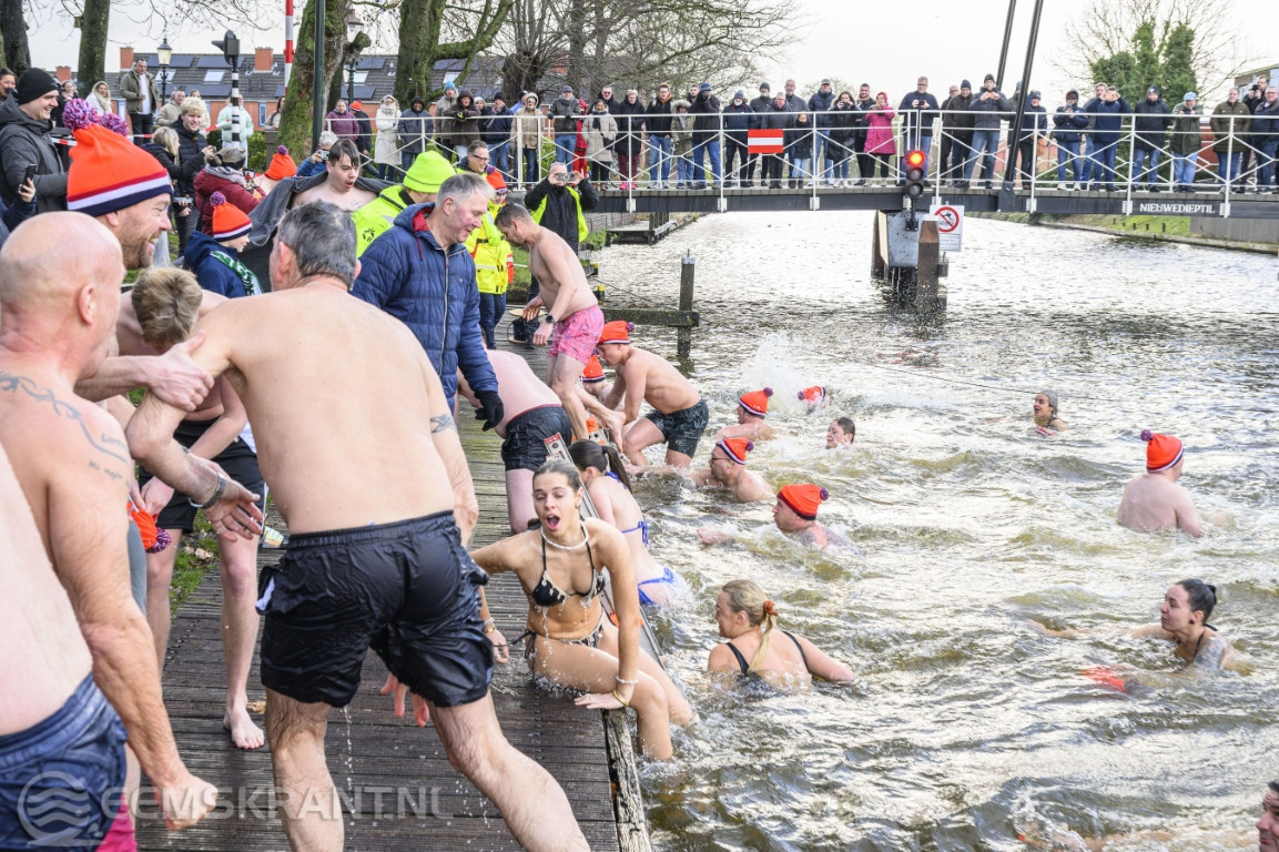 Veertig deelnemers trotseren kou tijdens nieuwjaarsduik in Appingedam