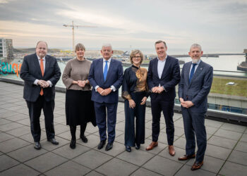 Bijeenkomst Platform Ondermijning Kleine Zeehavens
gastheer burgemeester Jan van Zanen, andere burgemeesters: Jan de
Boer van Den Helder, Ada Grootenboer-Dubbelman van Goeree Overflakkee, Ina Sjerps van
Harlingen, Ben Visser van Eemsdelta en Hans Broekhuizen van Hogeland.
Foto Martijn beekman / gemeente Den Haag