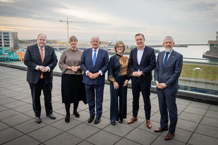 Bijeenkomst Platform Ondermijning Kleine Zeehavens
gastheer burgemeester Jan van Zanen, andere burgemeesters: Jan de
Boer van Den Helder, Ada Grootenboer-Dubbelman van Goeree Overflakkee, Ina Sjerps van
Harlingen, Ben Visser van Eemsdelta en Hans Broekhuizen van Hogeland.
Foto Martijn beekman / gemeente Den Haag