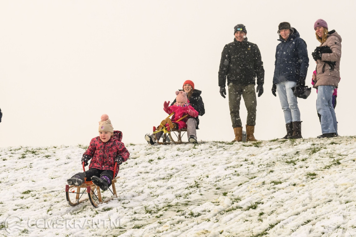 Gezinnen genieten massaal van sleeën op de dijk bij het Eemshotel in Delfzijl