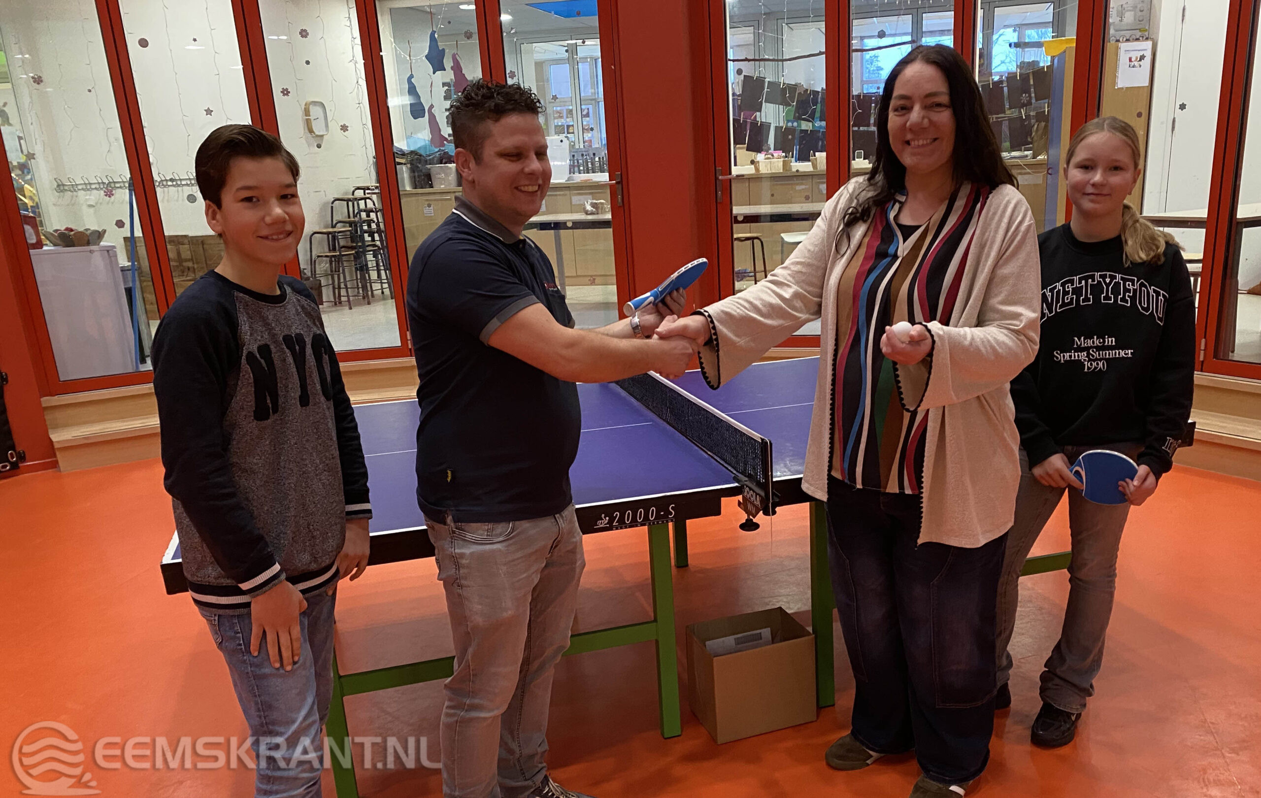 TTV TALO schenkt tafeltennistafel aan CBS Roemte en OBS Prinses Beatrix in Loppersum