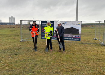 De eerste schep in de grond door Cyril Moss projectdirecteur Nordlicht Vattenfall, Warner Warnders, managing director van Ems Maritime Offshore B.V. en Jan Emmo Hut, directeur van Kooi Bouwbedrijf Appingedam.