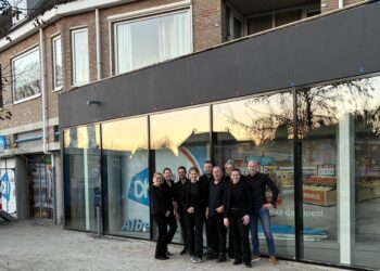 Het winkelteam staat voor het nieuwe deel van Albert Heijn Winsum