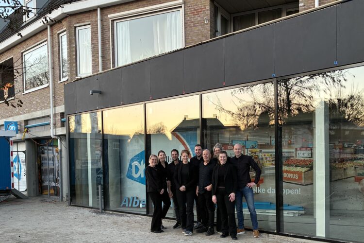 Het winkelteam staat voor het nieuwe deel van Albert Heijn Winsum