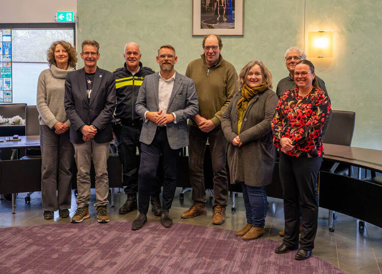 Van links naar rechts: Margot Blaauw - Veilig Verkeer Nederland, Peter van der Wal - Fietsersbond Groningen, Ger Twickler – Politie, Stefan van Keijzerswaard, Wethouder Gemeente Het Hogeland, Henk Roseboom – LTO afdeling Het Hogeland, Marga Westerdijk – Ondernemersplatform Het Hogeland, Hein van der Werff – Ambulancezorg Groningen, Charlotte Criens – Ondernemersplatform Het Hogeland.
Niet op de foto, wel aanwezig: Tjerk Elzinga van Veiligheidsregio Groningen.