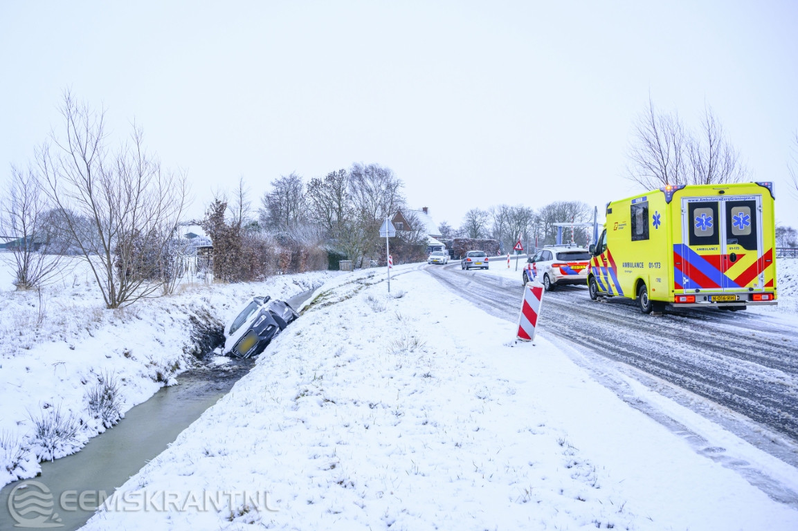 Automobilist raakt van de weg door gladheid bij Woldendorp