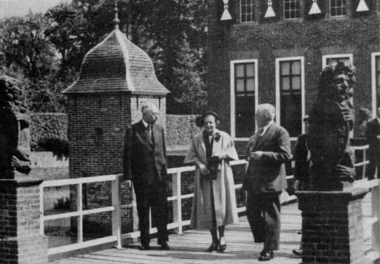 Bezoek Juliana aan Menkemaborg 28 mei 1954 Ommelander Courant.