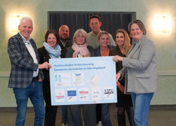 gemeente Eemsdelta en Hogeland ondertekenen de overeenkomst voor huishoudelijke ondersteuning met de vijf zorgorganisaties.