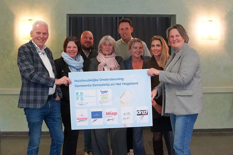 gemeente Eemsdelta en Hogeland ondertekenen de overeenkomst voor huishoudelijke ondersteuning met de vijf zorgorganisaties.