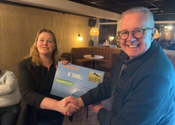Derk Flikkema, voorzitter Rotary Appingedam Delfzijl reikt de cheque uit aan Sophia de Jong van Boerennatuur Midden-Groningen.