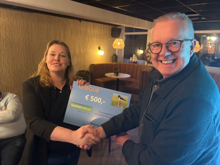 Derk Flikkema, voorzitter Rotary Appingedam Delfzijl reikt de cheque uit aan Sophia de Jong van Boerennatuur Midden-Groningen.