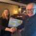 Derk Flikkema, voorzitter Rotary Appingedam Delfzijl reikt de cheque uit aan Sophia de Jong van Boerennatuur Midden-Groningen.