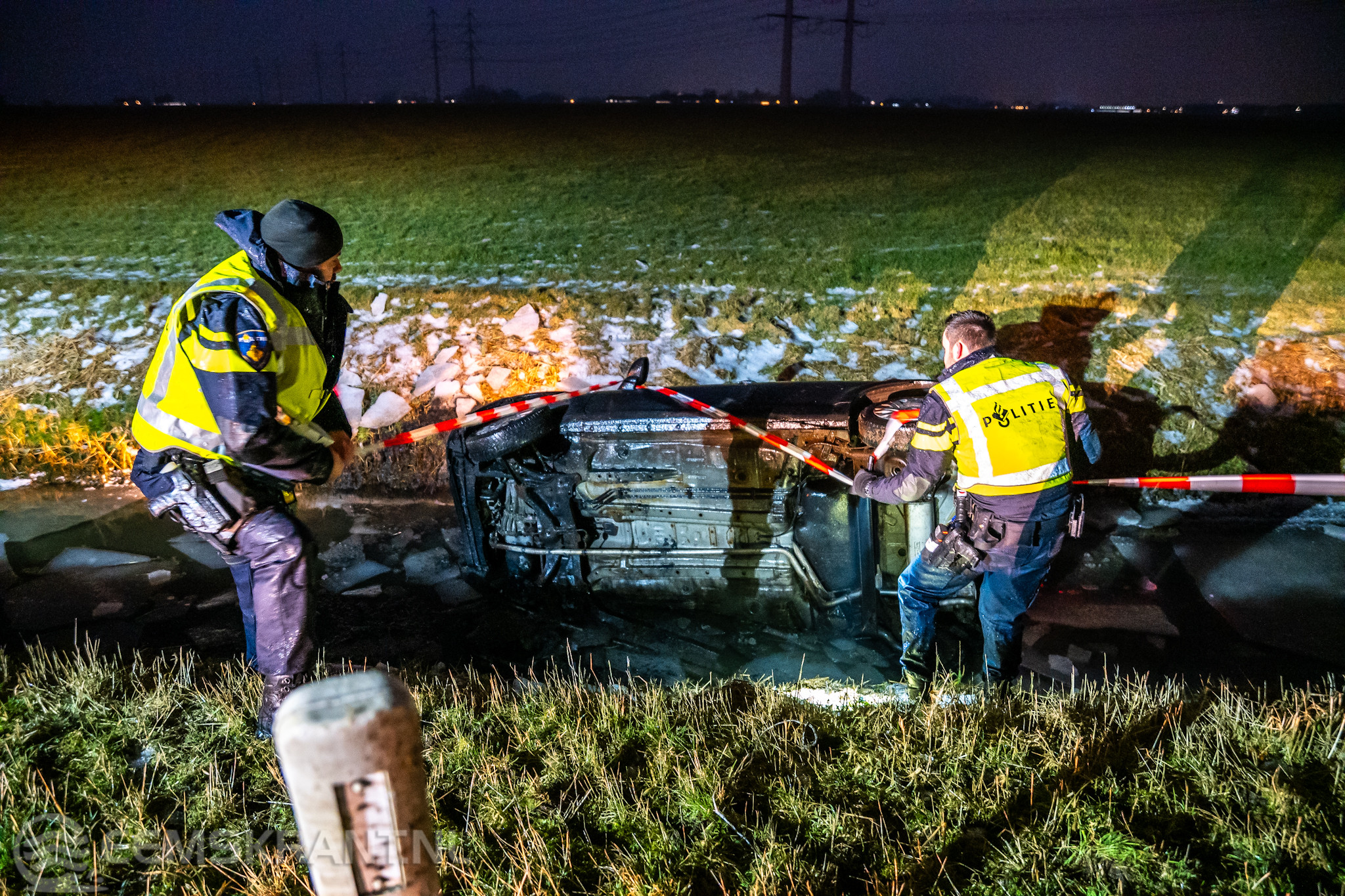 Auto’s belandden kort na elkaar door gladheid in sloot langs N46