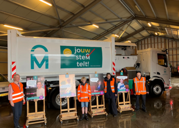 Onthulling van de reclameborden met inwoners. Van links naar rechts: burgemeester Erica van Lente (bij het bord van Moek Samiran), kinderburgemeester Joep van Bergen, Rika Kasemir en Elze Hidding.