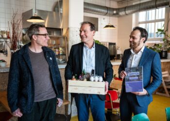 Van links naar rechts: Jos Meijers (directeur stichting Toentje), Leo Wenneger (gedeputeerde provincie Groningen) en Jonathan Poot (onderzoeker en opsteller rapport namens stichting Toentje).