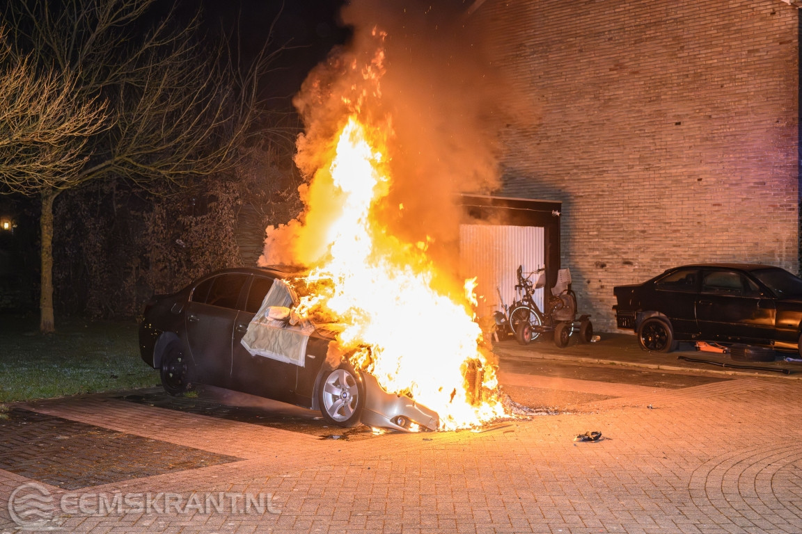 Auto door brand verwoest in Delfzijl, politie vermoedt brandstichting