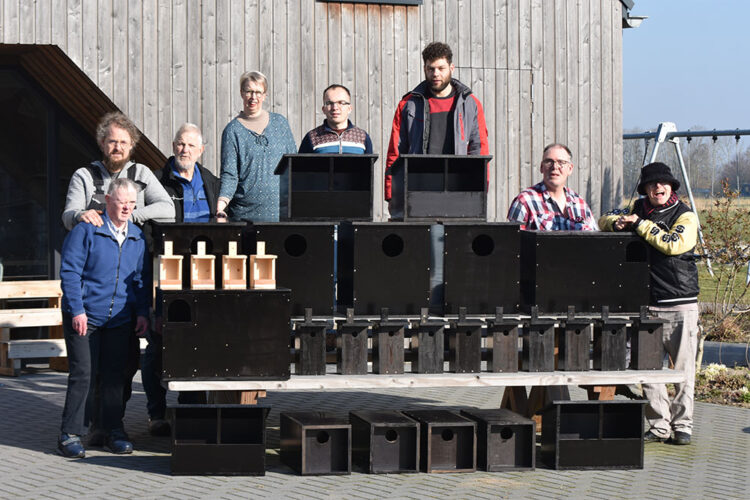 De houtbewerkers van zorgboerderij Fraam in Middelstum tonen vol trots de nestkasten voor boerenerfvogels die zij maakten voor Wierde & Dijk, bestemd voor plaatsing op boerenerven in Eemsdelta en Het Hogeland.