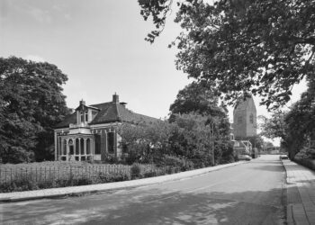 Raadhuisstraat 6 in Loppersum. Momenteel wordt dit pand versterkt vanwege aardbevingsschade. Bron: HV Loppersum