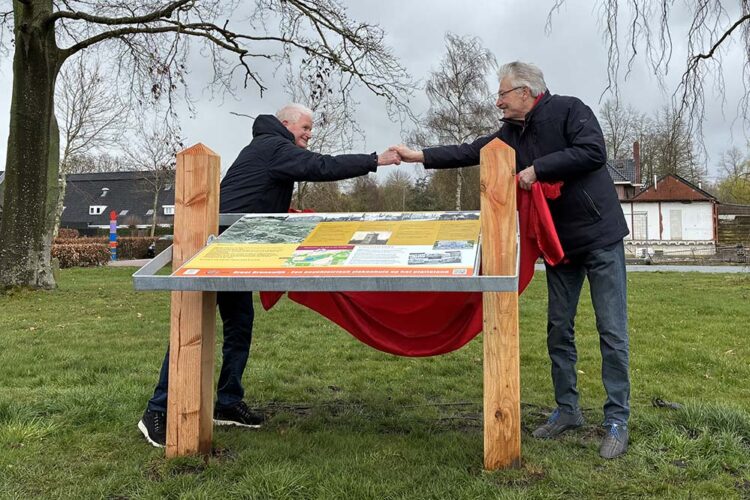 Wethouder Jan Menninga en Anne Koopmans van het Historisch Centrum Groot Bronswijk onthullen informatiepaneel. Foto: Gemeente Eemsdelta