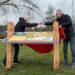 Wethouder Jan Menninga en Anne Koopmans van het Historisch Centrum Groot Bronswijk onthullen informatiepaneel. Foto: Gemeente Eemsdelta