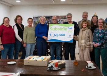 Foto: Wethouders Jan Menninga en Annalies Usmany-Dallinga overhandigen de cheque aan het bestuur van dorpshuis ’t Binhoes in Garsthuizen