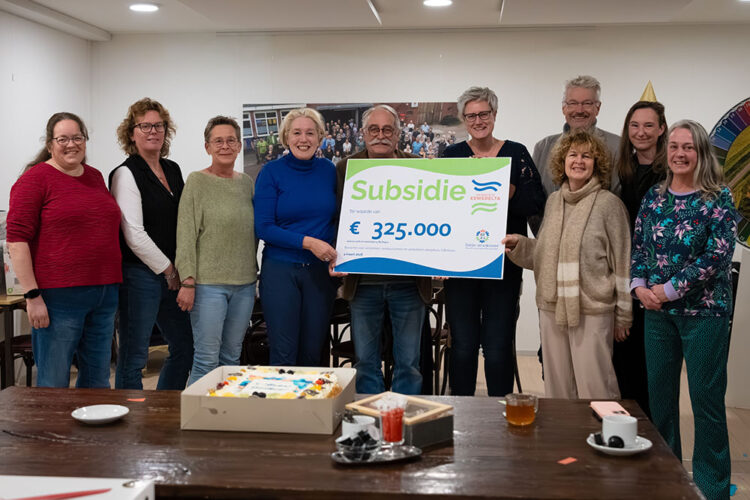 Foto: Wethouders Jan Menninga en Annalies Usmany-Dallinga overhandigen de cheque aan het bestuur van dorpshuis ’t Binhoes in Garsthuizen